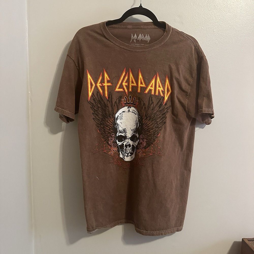 Def Leppard Skull Wings Brown Short Sleeve Shirt Mens M Distressed‎